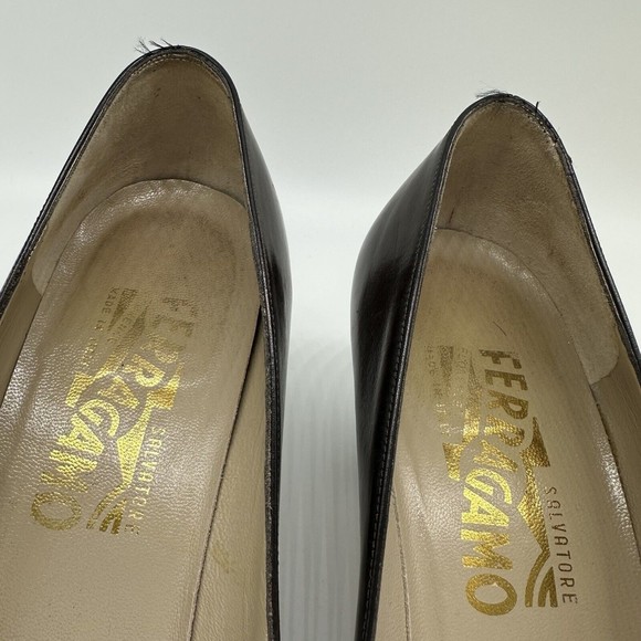 Salvatore Ferragamo Pumps 7 B Brown Gold Hardware Closed Toe Heels Shoes Italy - Picture 10 of 14